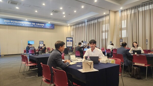 2026부산청년창업사관학교 구매.수출상담회가 지난 10월 8일(목) 13시부터 17시까지 부산BEXCO에서 열린 가운데 와이즈바이오의 김동연 대표(사진 오른쪽)가 국내 식중독 균 등의 진단을 위한 배지필름과 자사 진단키트에 대한 설명과 함께 중국시장 진출에 관한 전문가와 의견을 나누고 있다. 사진제공=더케이미디어앤커머스